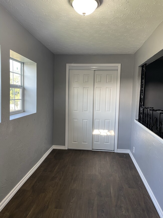 Entry foyer - 516 SE 34th St