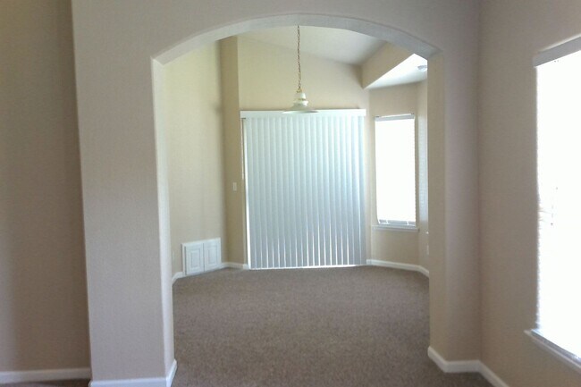 Building Photo - Beautiful 4 Bedroom home in the Clovis District