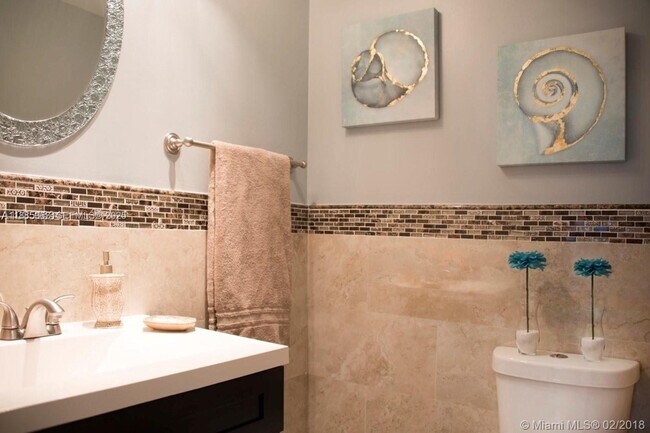 Building Photo - 801 Pine Dr