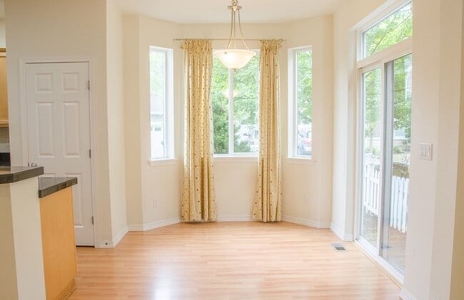 Building Photo - 3 Bed 2.5 Bath Single-family House Availab...