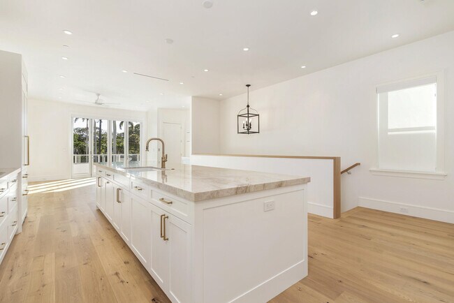 Building Photo - 261 Royal Poinciana Way