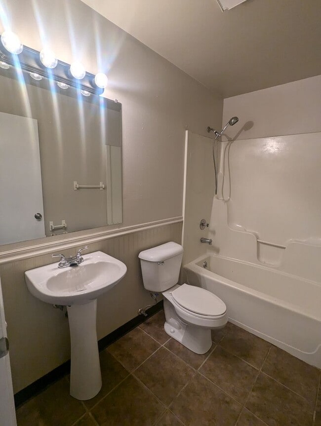 Building Photo - 2 Bedroom/1.5 Bathroom Townhouse in South ...