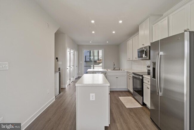 Building Photo - 734 Watts St