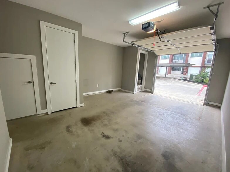 Free Garage Parking - 1132 E Quincy St