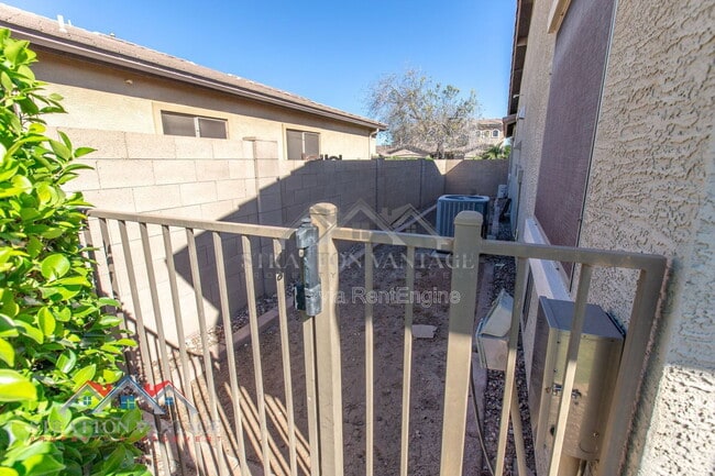 Building Photo - 661 E Julian Dr