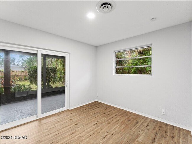 Building Photo - 879 Ponderosa Dr