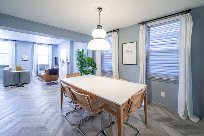 Building Photo - 1411 W Grand Ave