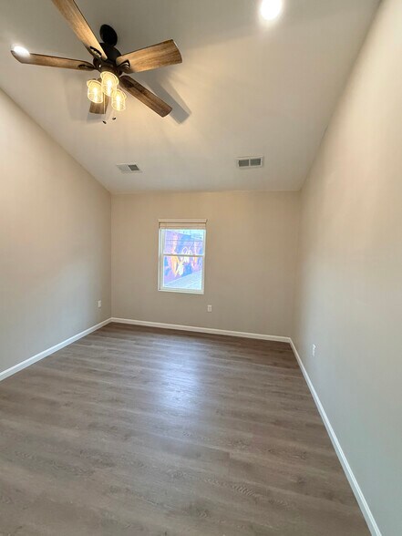 Building Photo - 737 Oak St