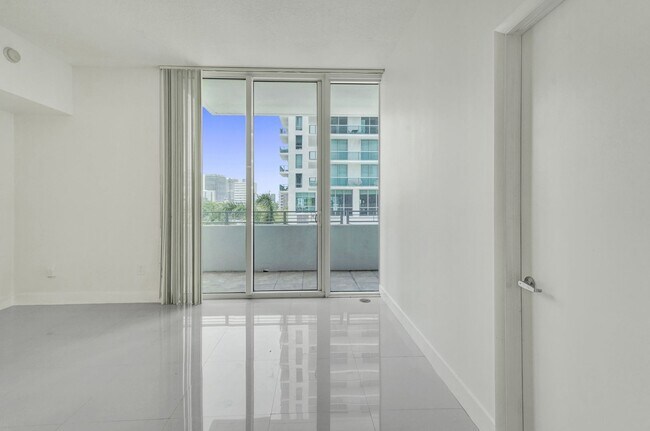 Building Photo - 1 bedroom and 1 bath condo located east side of Biscayne Blvd Miami Florida