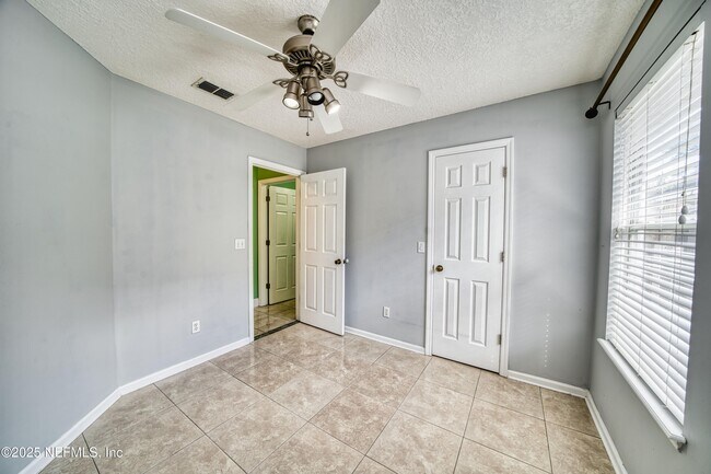 Building Photo - 185 Hawthorn Hedge Ln