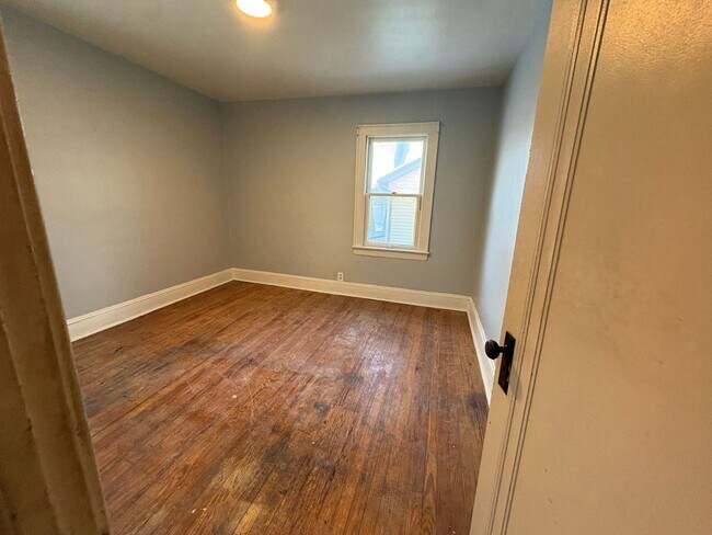 Building Photo - 8123 Vista Ave