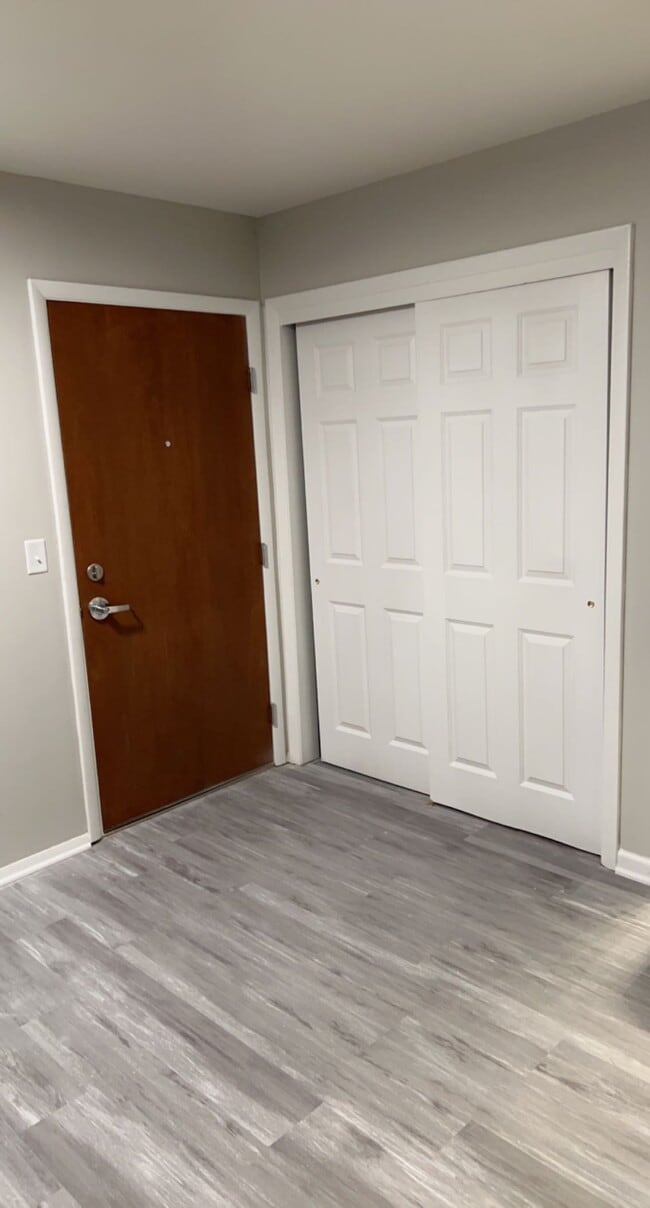 Building Photo - 9500 N Green Bay Rd