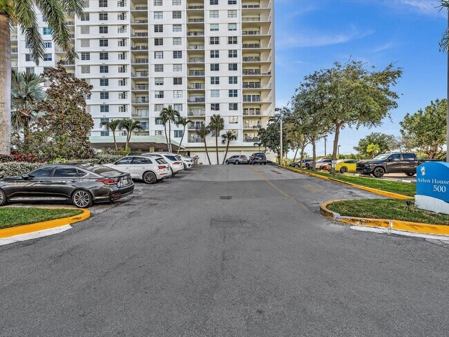 Building Photo - 500 Bayview Dr