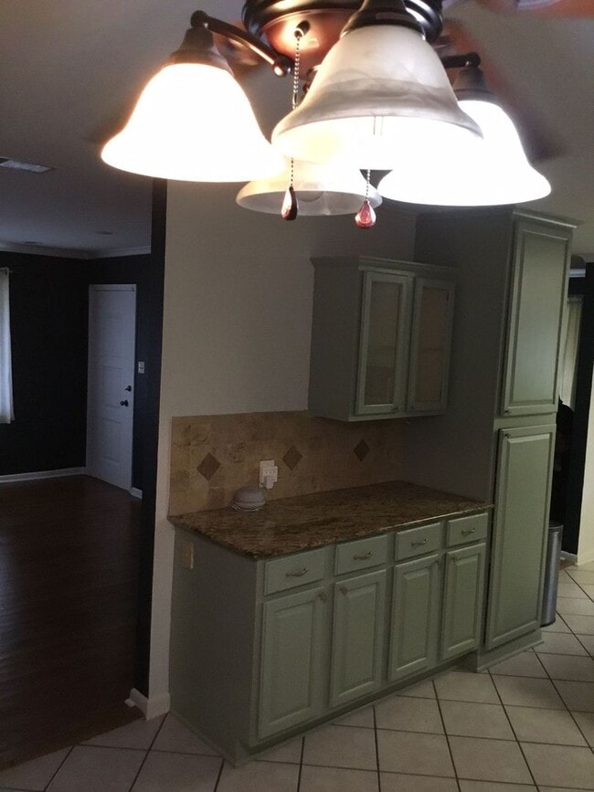 Building Photo - 529 Yolanda Ln