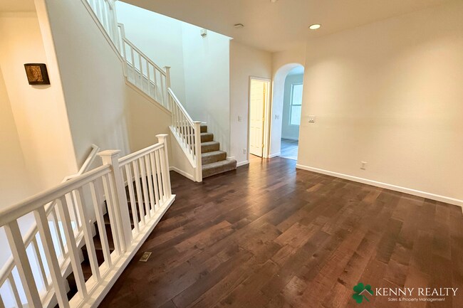 Building Photo - Townhome in the Peninsula's Most Walkable Neighborhood