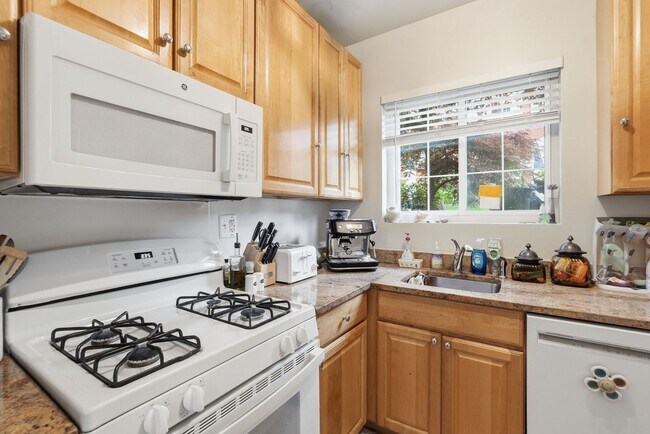Building Photo - Bright Alexandria Condo with Private Patio & Community Pool!
