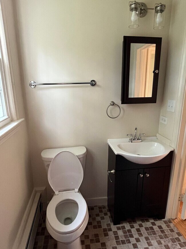 Building Photo - 2BD/1BA House Walking Distance to Downtown!