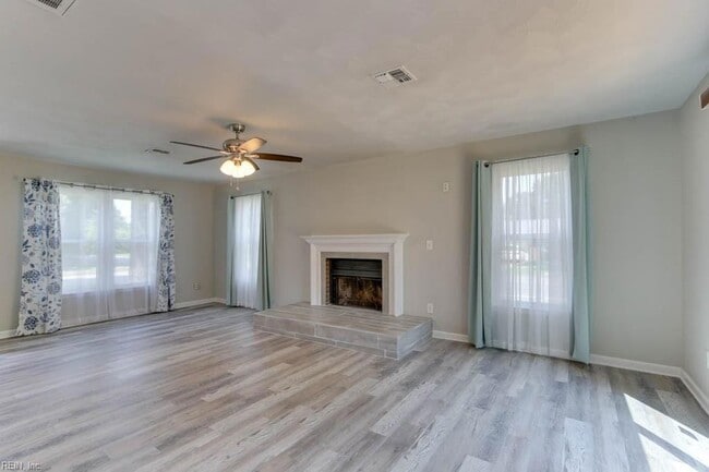 Building Photo - 3800 Sunset Point