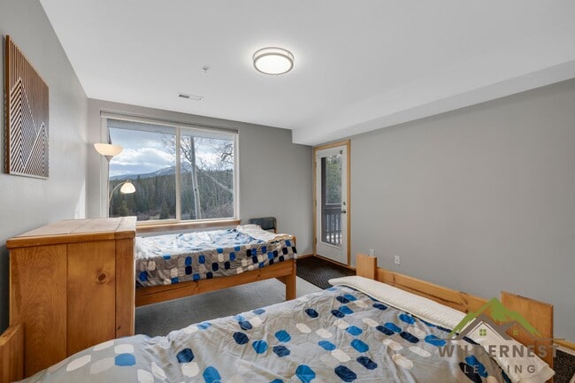 Building Photo - Spacious Townhome with Amazing Views