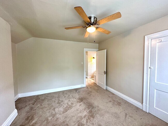 Building Photo - Adorable 2 Bed, 1.5 Bath Home in Beechview - Convenient Location, First Floor Laundry - Available...