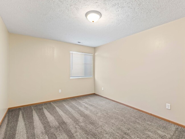 Building Photo - Beautiful Finishes in Newer Neighborhood