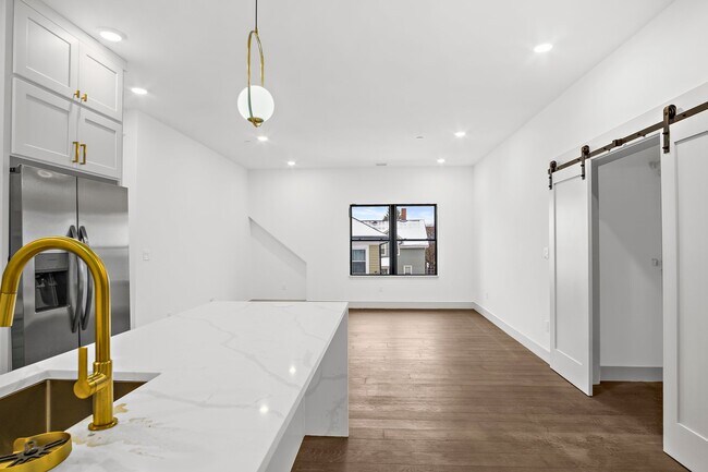 Building Photo - 127 E Cottage St