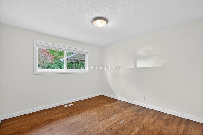 Building Photo - Charming West Linn Home with Stunning Mt. ...