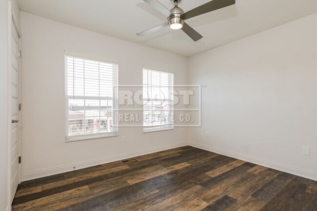 Building Photo - 2 Bed 1.5 Bathroom Condo Available in Springfield