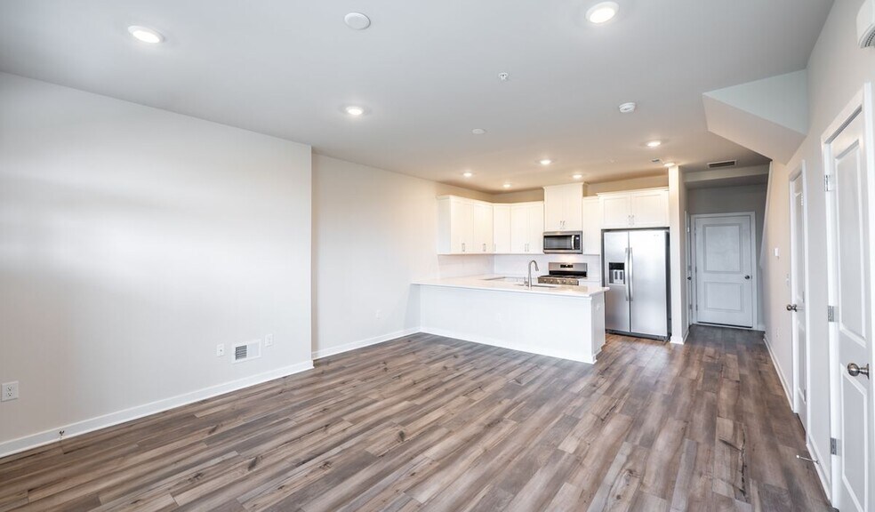 Building Photo - 713 Platinum Dr