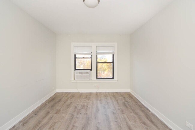 Building Photo - 725 W Brompton Ave