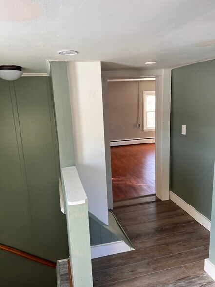 Upstairs landing - 4855 Sandy Point Rd