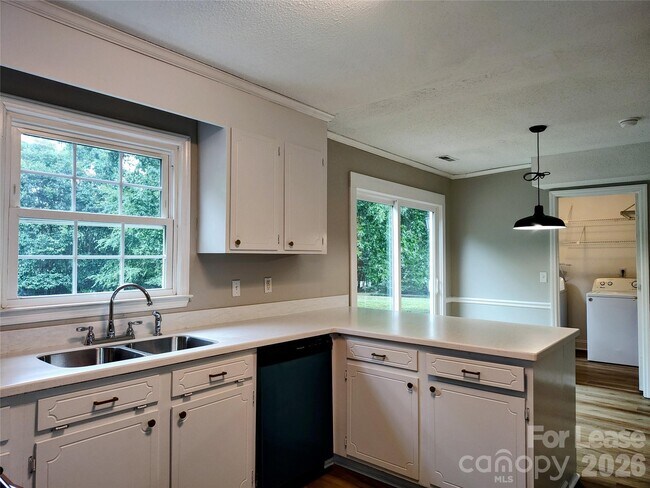 Building Photo - 7413 Doves Nest Cir