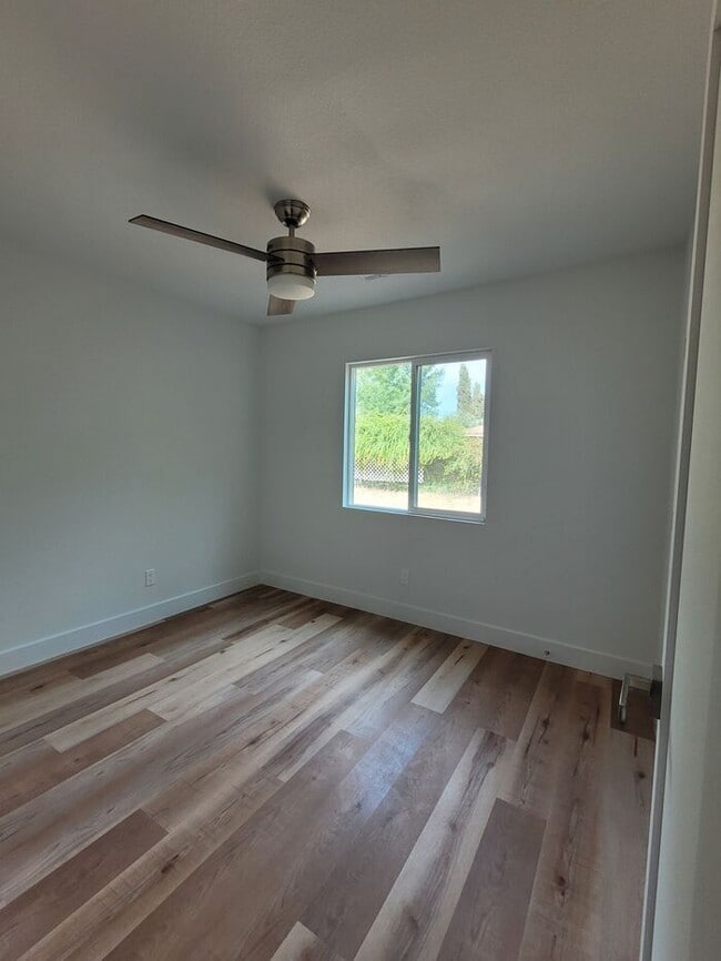 Building Photo - Stunning Completely remodeled 4-bedroom wi...