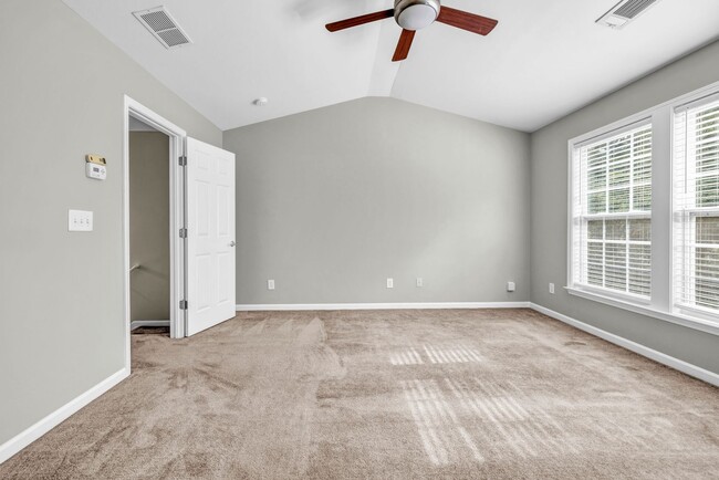 Building Photo - SPACIOUS 3 BEDROOM TOWNHOME