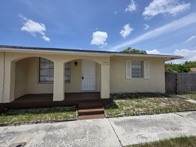Building Photo - 978 Sumter Rd W