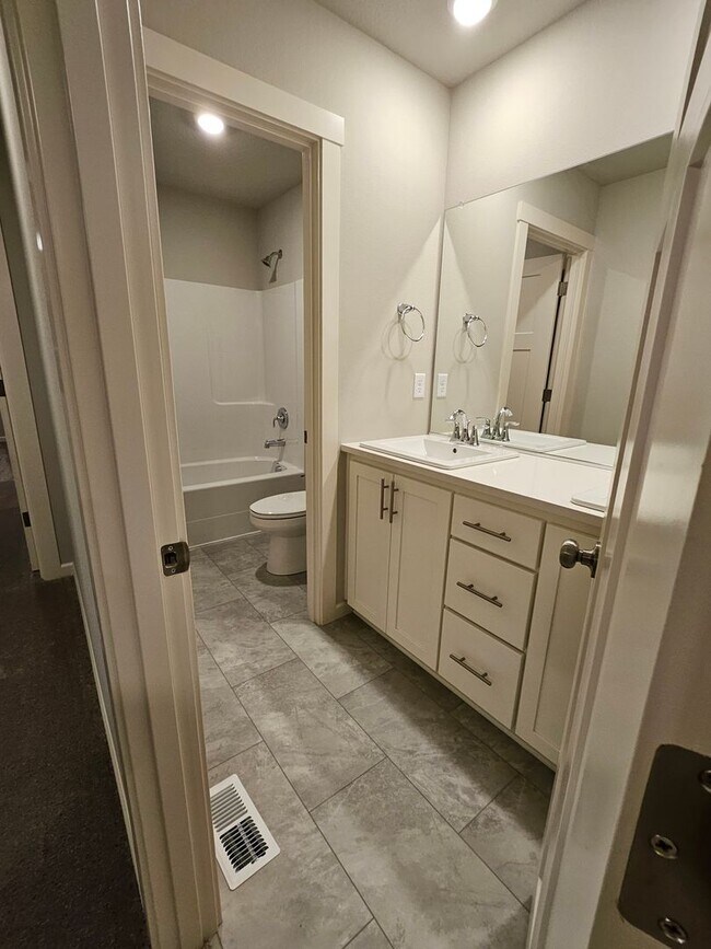 Building Photo - 4112 SE 83rd Ave