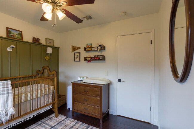 Building Photo - 906 Iris Dr