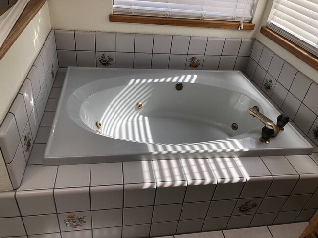 Building Photo - Spring Valley Lake Home