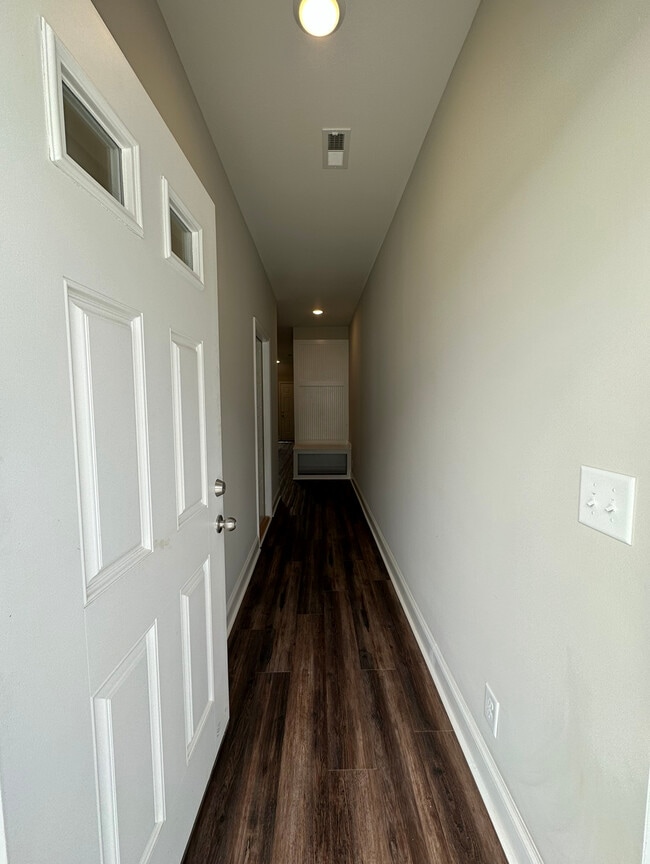 Building Photo - 119 W Rossview Rd