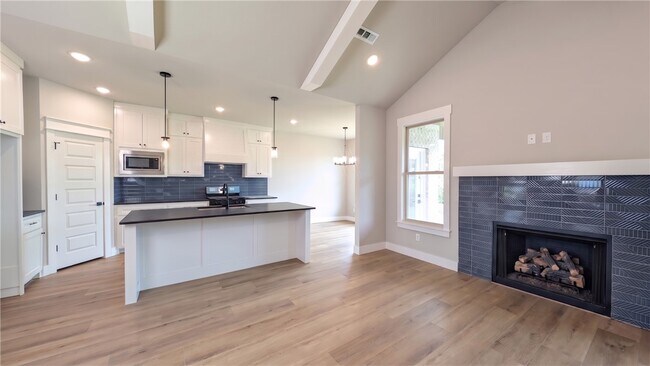 Building Photo - 308 White Oak St
