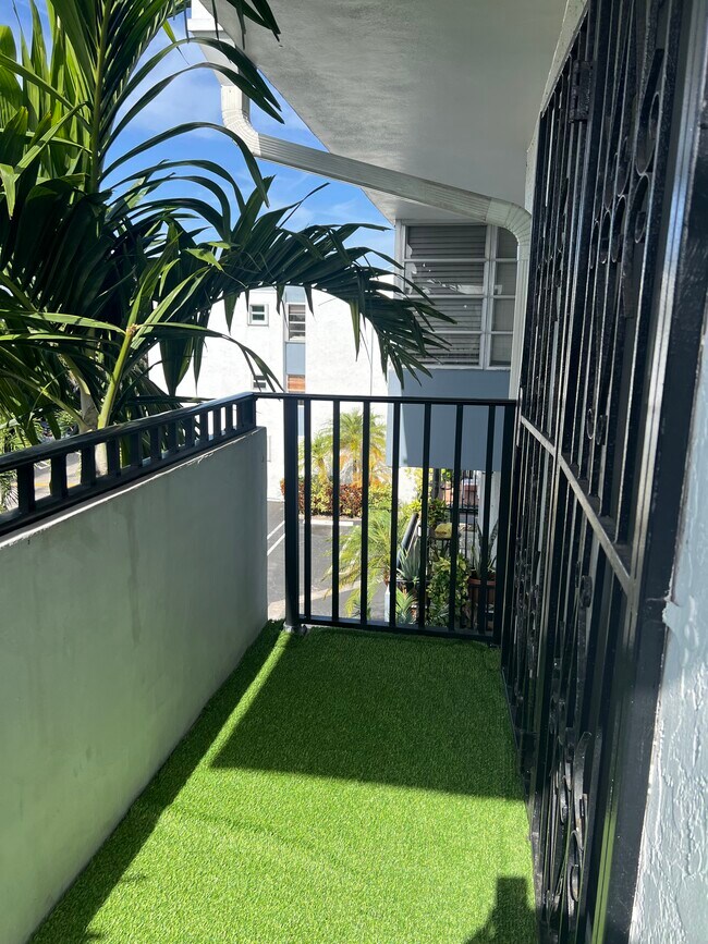 Building Photo - 2498 SW 17th Ave