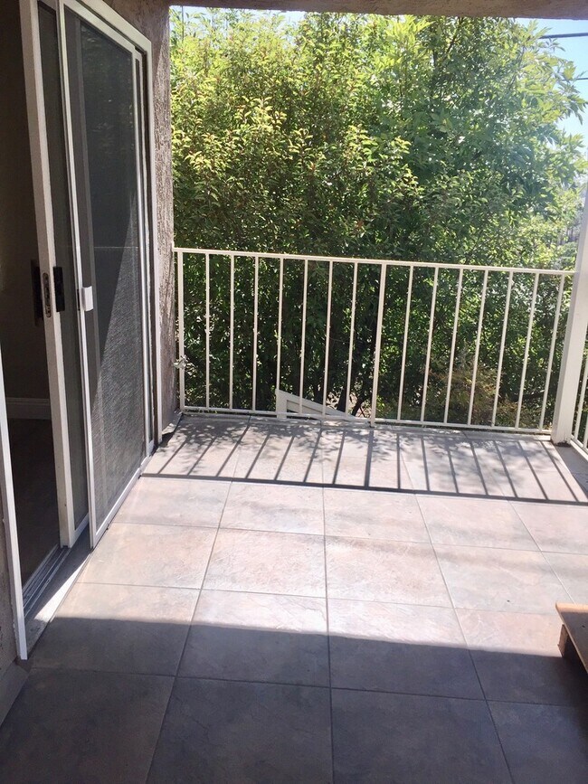 Building Photo - Glendale Hills traditional with fabulous views