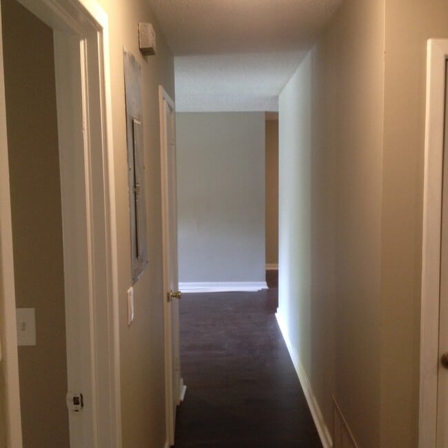 Building Photo - **AVAILABLE NOW**3 Bedroom / 1 Bathroom Ho...