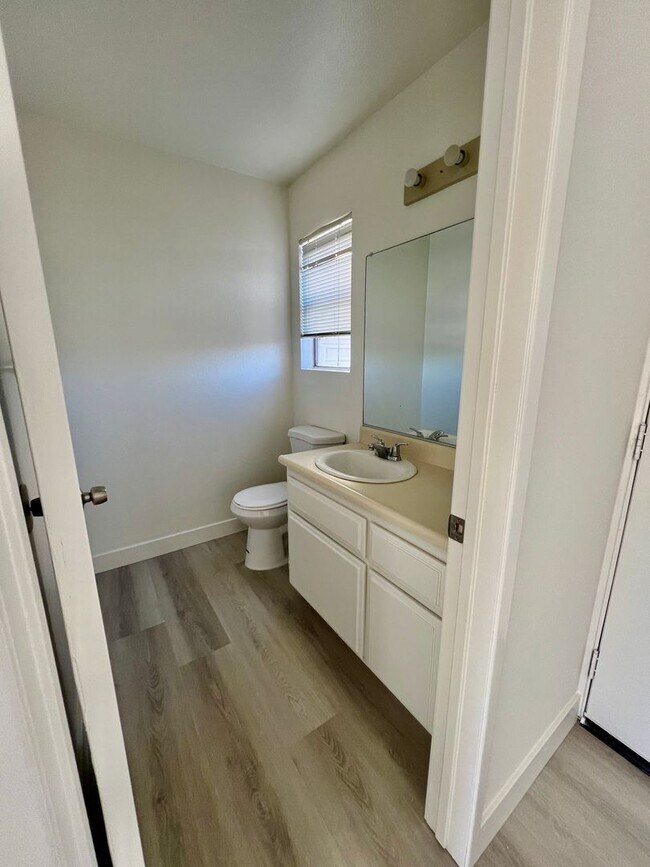 Building Photo - 702 Jay Cir