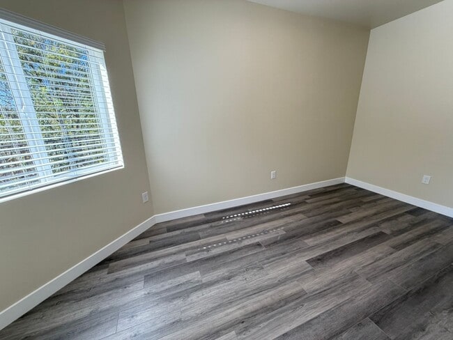 Building Photo - 1413 Shoshone St