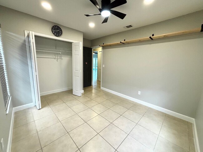 Building Photo - Newly Remodeled 3/2 with Pool