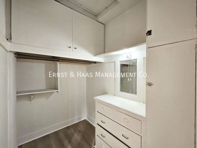 Building Photo - Lovely 1 Bedroom Apartment with Fresh Paint!