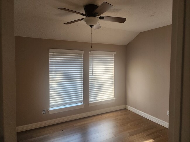 Building Photo - 9902 Kings Walk Round St