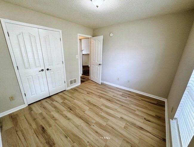 Building Photo - 6098 Ravenwood Lake Dr E