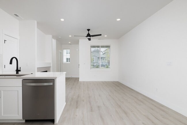 Building Photo - Like-new 3-bedroom, 2.5-bath townhome w/ Garage. Pets OK!